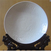 白釉印花盘龙纹